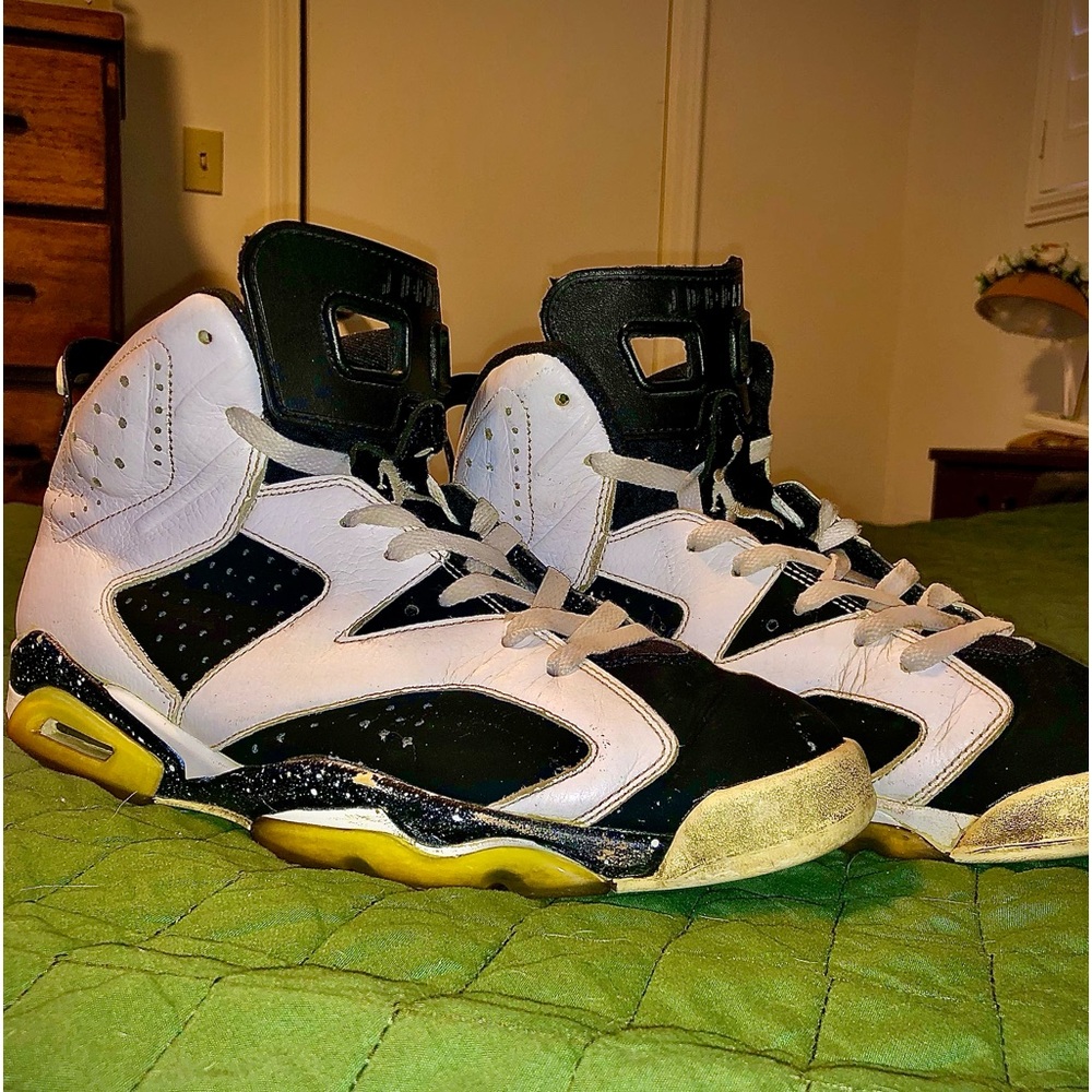 Jordan 6 Oreo size 11- crumbling